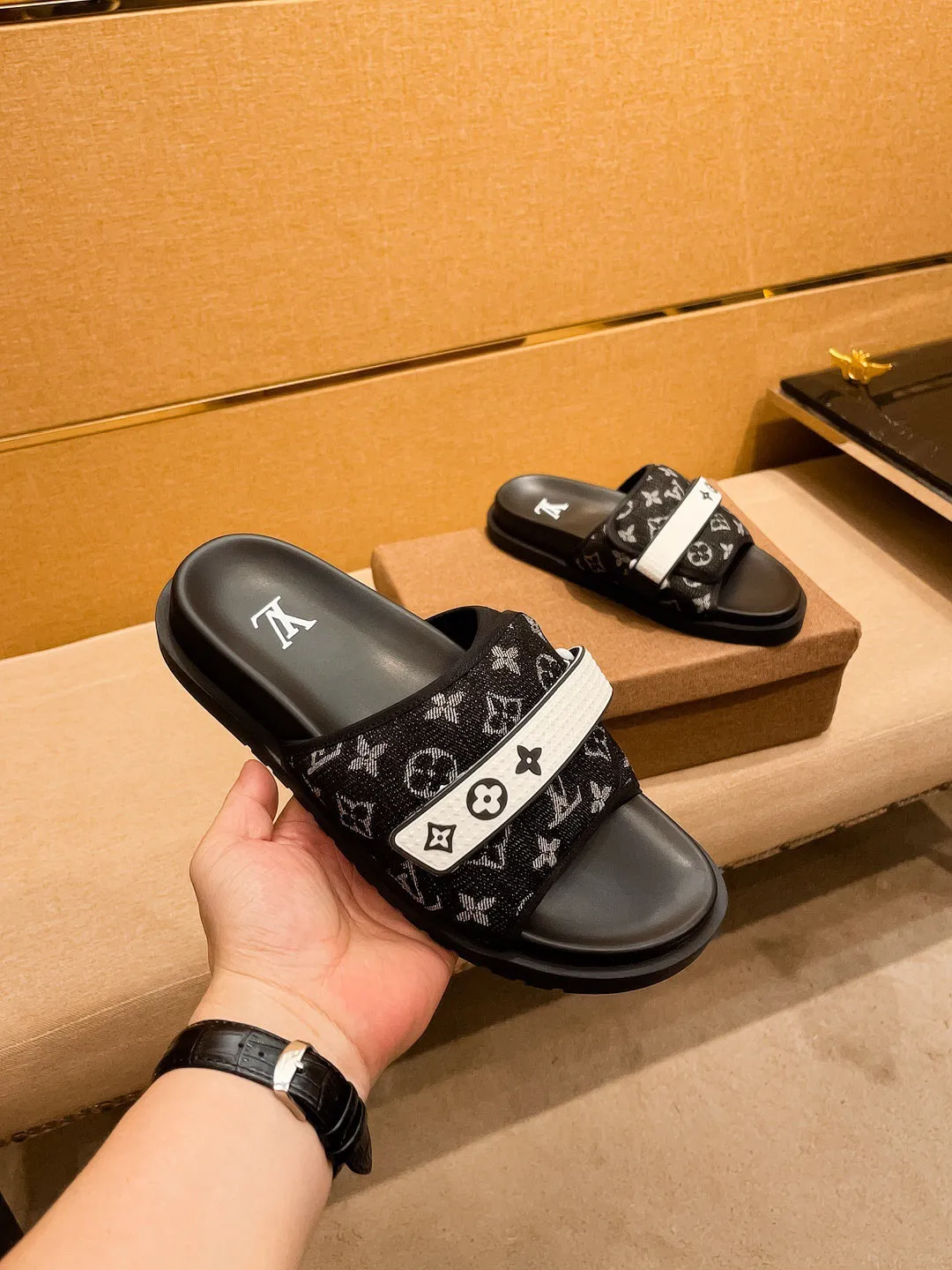 Men's men's shoes 💰 320💰 New model on the market 🔥[LV🔥 Louis Vuitton slippers] High-end 1:1 mold customization, original upgraded version of the outsole, lighter and non-slip. The top quality in the market, fashion focuses on trends, versatile and popular, simple yet tasteful, a must-have for fashionistas, exuding a fashionable and casual atmosphere, fashion is at your feet, full of confidence, the same style at the counter👍The season of spring and summer slippers is here, they are super beautiful to wear, 38-44 3⃣️colors available🔥